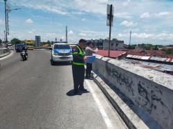 Hantam Pagar Pembatas, Pemotor Wanita Tewas Terlempar dari Flyover