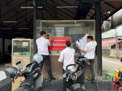 Menunggak Pajak, Bapenda Pekanbaru Segel Coffe Shop di Jalan Riau