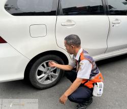 Parkir Sembarangan, Dishub Gembosi Ban Mobil Pengunjung di Jalan Sudirman