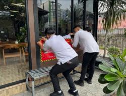 Bapenda Pekanbaru Segel Sementara Objek Pajak di Jalan Riau